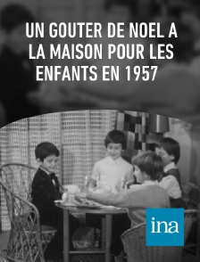 INA - Un goûter de Noël à la maison pour les enfants en 1957