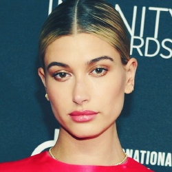 Hailey Baldwin - Mannequin