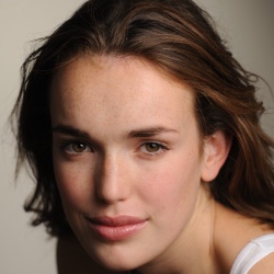 Elizabeth Henstridge - Actrice