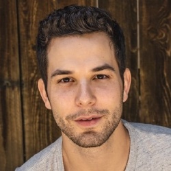 Skylar Astin - Acteur