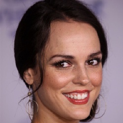 Erin Cahill - Actrice