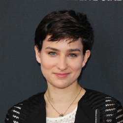 Bex Taylor-Klaus - Actrice