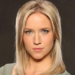 Jessy Schram - Actrice