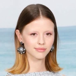 Mia Goth - Actrice