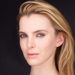 Betty Gilpin - Actrice