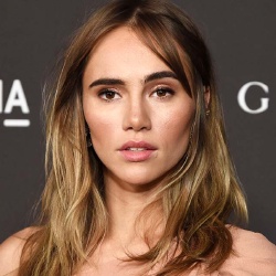 Suki Waterhouse - Présentatrice