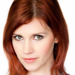 Julie McNiven - Actrice